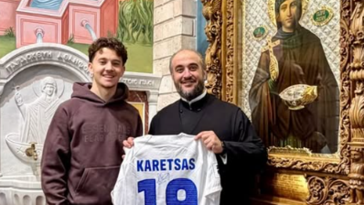Κωνσταντίνος Καρέτσας: Επισκέφτηκε εκκλησία στη Μενεμένη και χάρισε τη φανέλα της Εθνικής Ελλάδας, φωτογραφία 