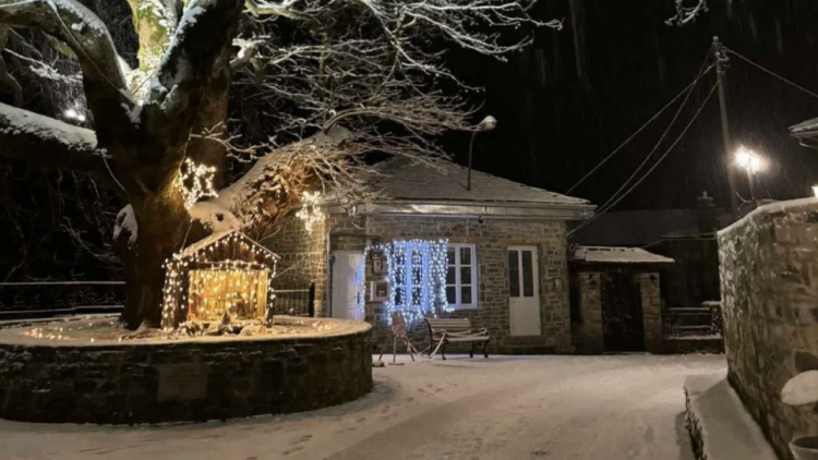 Βίντεο και φωτογραφίες: Χιόνια στα ορεινά της Ηπείρου, επιχείρηση απεγκλωβισμού ΙΧ στο Καπέσοβο