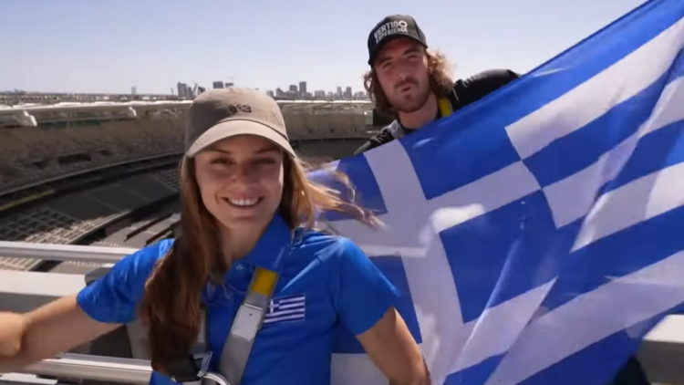 Σάκκαρη και Τσιτσιπάς είδαν το Περθ από ψηλά: Ανέβηκαν στην οροφή του Ozone Optus Stadium και κυμάτισαν τις ελληνικές σημαίες, βίντεο 