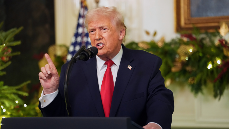 Τραμπ για το Ιράν: «Ξεπερνά την κόκκινη γραμμή, αν χτυπήσει βάσεις μας θα το χτυπήσουμε σκληρότερα»  