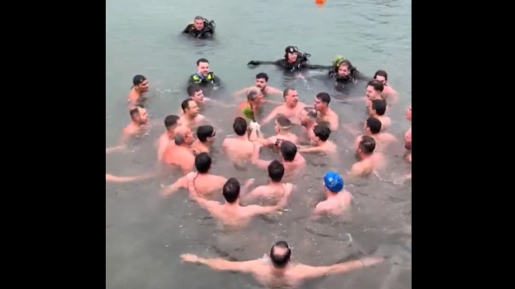 Στην Αλεξανδρούπολη έψαλαν τον Εθνικό Ύμνο αφού έπιασαν τον Σταυρό για τα Θεοφάνια, δείτε βίντεο
