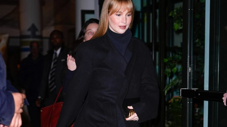 Η Τζένιφερ Λόρενς αποδεικνύει ότι ένα total black σύνολο δε χρειάζεται να είναι βαρετό
