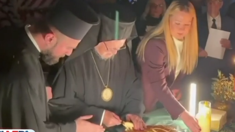 Τα μαχαίρια «πρόδωσαν» τον Πατριάρχη Βαρθολομαίο στην κοπή της πίτας των ομογενών της Κωνσταντινούπολης: Κακός οιωνός, σχολίασε