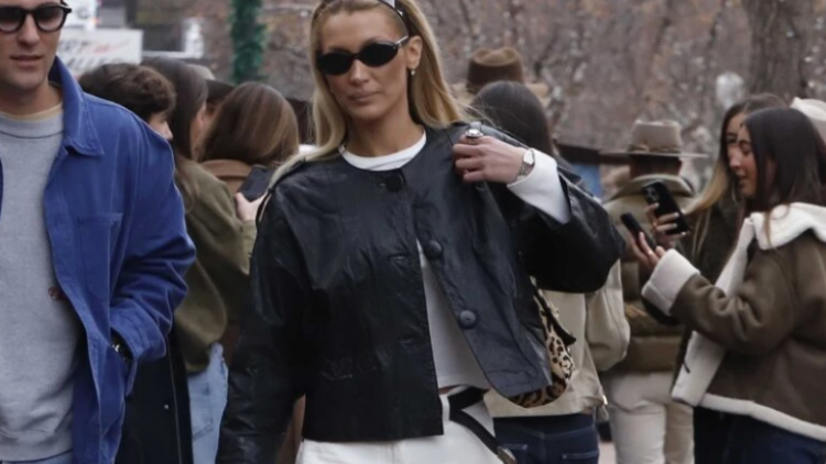 Πώς να φορέσετε λευκό τζιν το χειμώνα σύμφωνα με την Bella Hadid