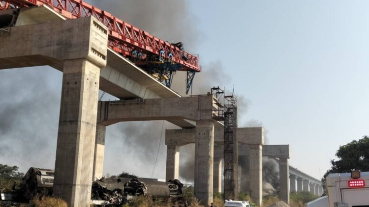 Σιδηροδρομικό δυστύχημα στην Ταϊλάνδη: Γερανός κατέρρευσε και έπεσε σε τρένο, τουλάχιστον 22 νεκροί
