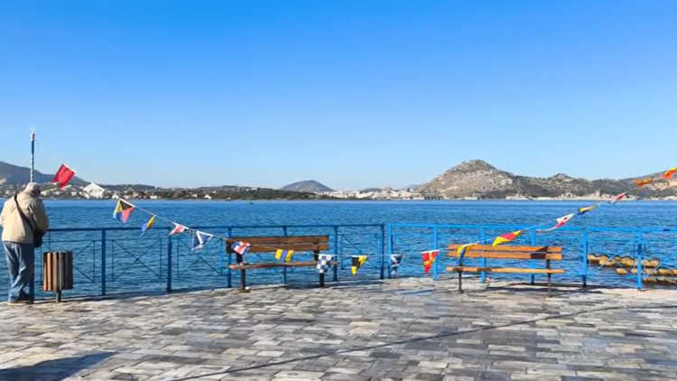 Αλιείς και πολίτες από το Πέραμα περιμένουν να υποδεχθούν τη φρεγάτα «Κίμων»
