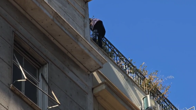 Άνδρας απειλεί να πέσει από την ταράτσα στο κτίριο της πολεοδομίας στην Αθήνα