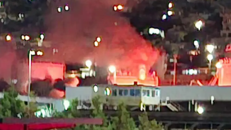 Ελέγχθηκε η μεγάλη φωτιά στα Καζάνια Περάματος: Γλιτώσαμε ολοκαύτωμα, είχαμε 30 μέτρα φλόγα κατά μήκος υπόγειου αγωγού καυσίμων λέει ο δήμαρχος