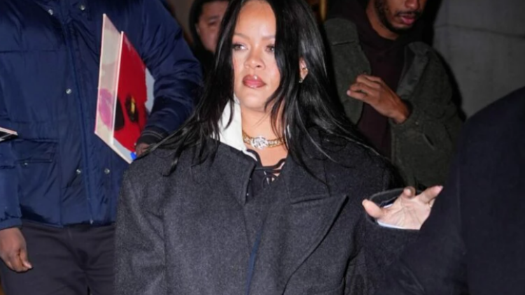 H Rihanna δείχνει πώς φοριούνται τα κολάν το 2026
