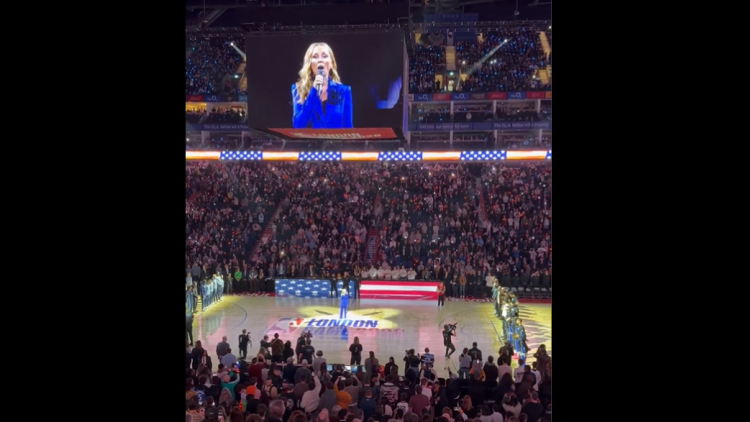 «Αφήστε ήσυχη τη Γροιλανδία»: Φίλαθλος διέκοψε τον εθνικό ύμνο των ΗΠΑ σε αγώνα του ΝΒΑ στη Βρετανία και αποθεώθηκε