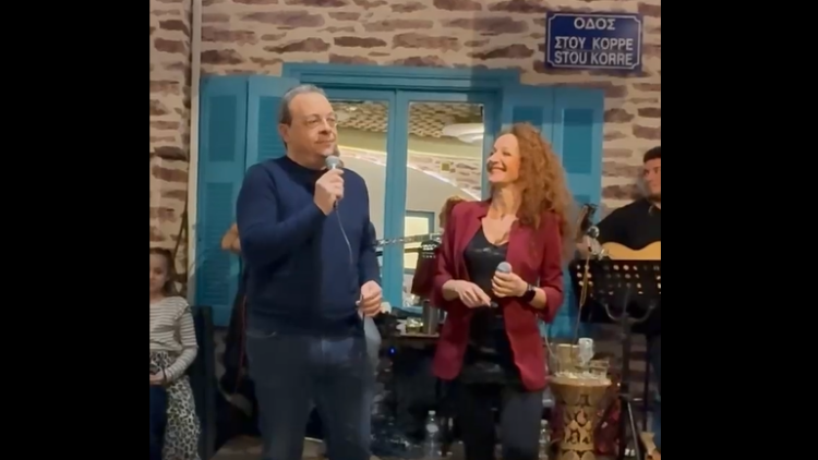 Ο Σωκράτης Φάμελλος τραγούδησε το «Δίχτυ» στην κοπή της πίτας των εργαζομένων του ΣΥΡΙΖΑ
