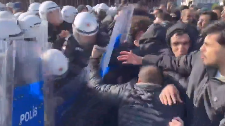 Επεισόδια στα σύνορα Τουρκίας–Συρίας σε φιλοκουρδική διαδήλωση, δείτε βίντεο 