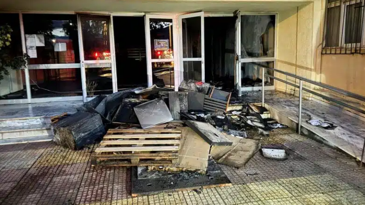 Μαθητής έβαλε φωτιά στο γυμνάσιο Ιτέας, αντιστάθηκε για να μην συλληφθεί