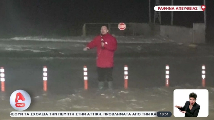 Το τερμάτισε ρεπόρτερ στη Ραφήνα: Τον «χτυπάει» το κύμα αλλά συνεχίζει ακάθεκτος (vid)