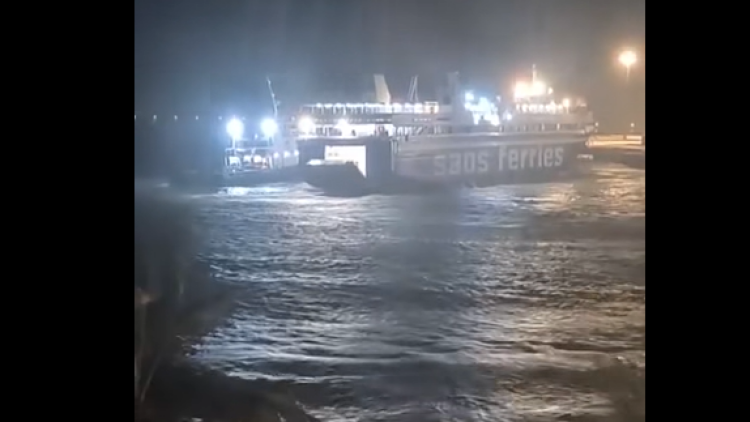 H κακοκαιρία έφτασε στη Ρόδο: Η θάλασσα βγήκε στο λιμάνι, πλοίο έδωσε μάχη για να δέσει, δείτε βίντεο