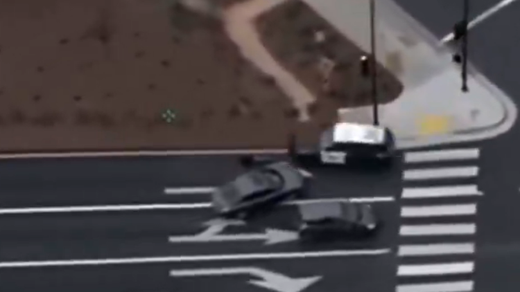 Αστυνομικοί έδωσαν μάχη με κλέφτη αυτοκινήτων στην Καλιφόρνια: Η καταδίωξη σταμάτησε όταν τον πάτησε περιπολικό, δείτε βίντεο