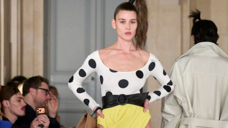 Η χθεσινή επίδειξη ‘’Le Palmier’’ του Jacquemus είχε 50s, 80s, 90s και Παλόμα Πικάσο
