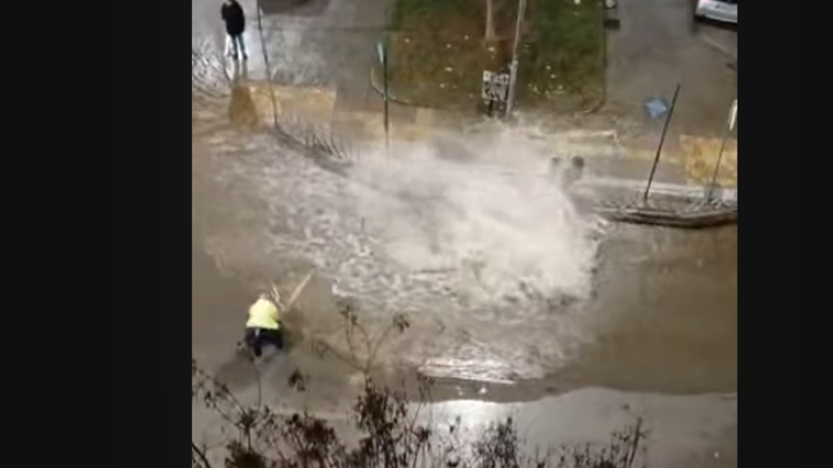 Έσκασε αγωγός νερού στη Θεσσαλονίκη, τέσσερις τραυματίες, δείτε βίντεο
