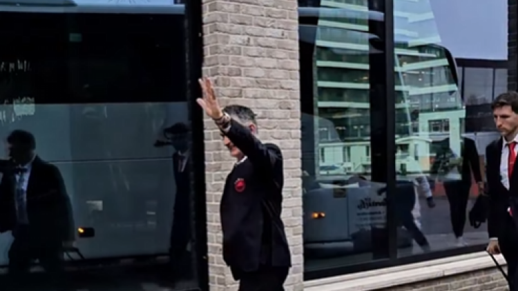 Ολυμπιακός: Αποθεώθηκε από εκατοντάδες φιλάθλους η ομάδα κατά την άφιξη της στο ξενοδοχείο στο Άμστερνταμ, βίντεο 