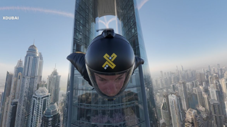 Βίντεο που κόβει την ανάσα: Skydiver πέρασε μέσα από την «τρύπα της βελόνας» στο ψηλότερο ξενοδοχείο στον κόσμο