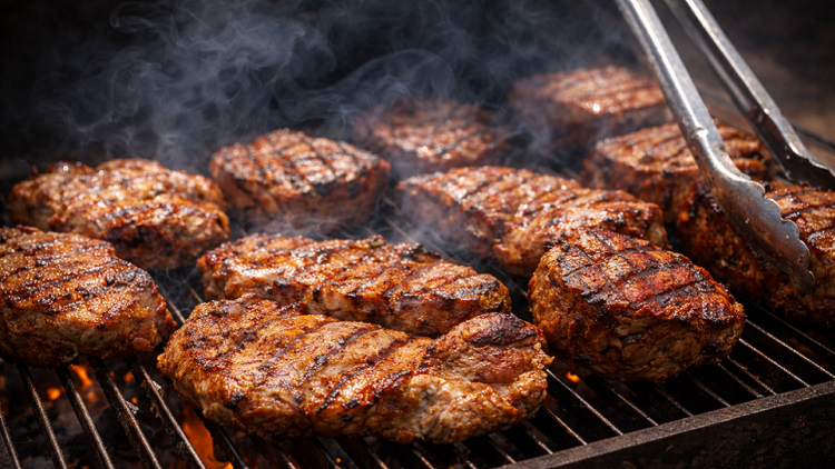 Ψητά με το κιλό: Από πού παραγγέλνουμε γουρουνοπούλες, κοντοσούβλια, παϊδάκια και κοτόπουλα