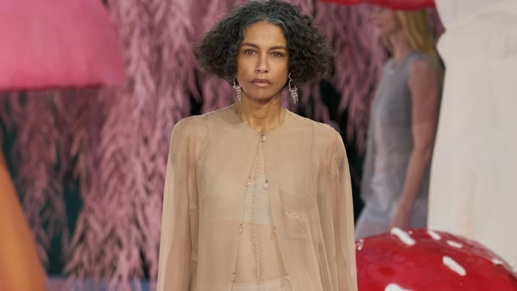 Στην υψηλή ραπτική της Chanel η γοητεία δεν έχει ηλικία
