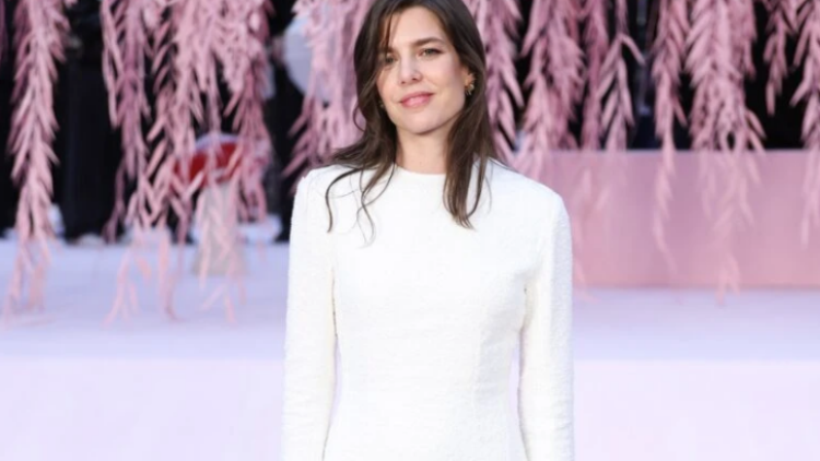 Η Σαρλότ Κασιράγκι φόρεσε τα νέα δίχρωμα παπούτσια της Chanel
