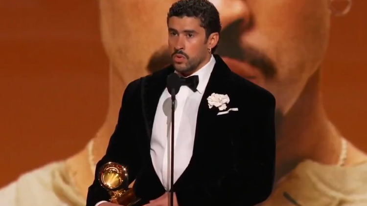 «ICE out, δεν είμαστε ζώα, είμαστε άνθρωποι και Αμερικανοί»: Το μήνυμα του Bad Bunny από τη σκηνή των Grammy