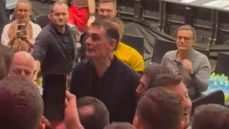 Ολυμπιακός: Οπαδός έβρισε στα ελληνικά τον Μπαρτζώκα και εκείνος ανέβηκε στην εξέδρα για εξηγήσεις, βίντεο 