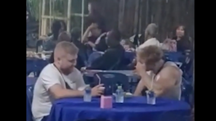 Τουρίστες μπέρδεψαν κηδεία με εστιατόριο στην Ταϊλάνδη και τους κέρασαν, δείτε βίντεο