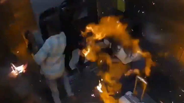 Τρομακτικό ατύχημα στην Ινδία: Μπαλόνια γεμάτα αέριο εξερράγησαν και πήραν φωτιά μέσα σε ασανσέρ, δείτε βίντεο