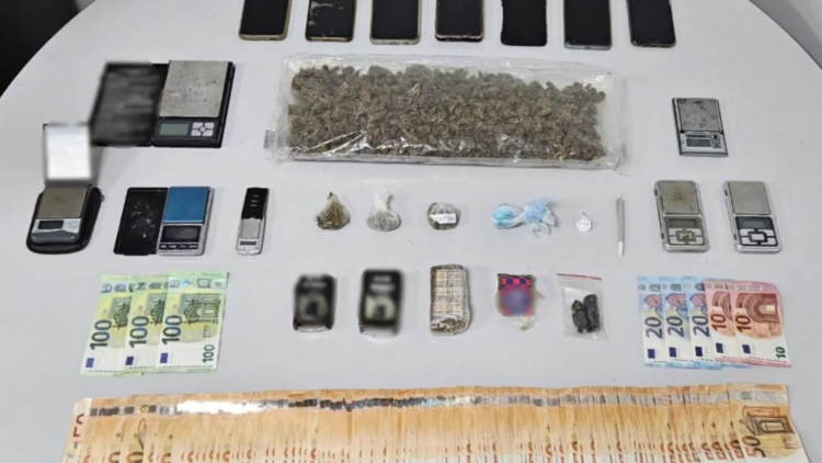 Τέλος σε σπείρα που είχε βγάλει €195.000 από διακίνηση ναρκωτικών στη Θεσσαλονίκη, το βίντεο της επιχείρησης της ΕΛΑΣ