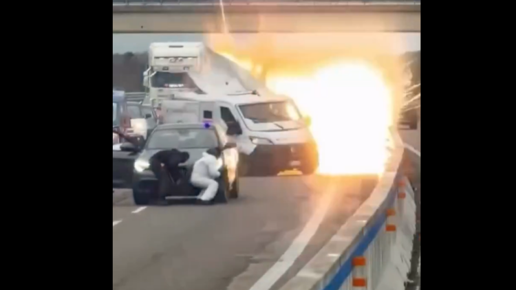 Κινηματογραφική ληστεία σε αυτοκινητόδρομο στην Ιταλία: Η στιγμή που μασκοφόροι ανατίναξαν θωρακισμένο όχημα