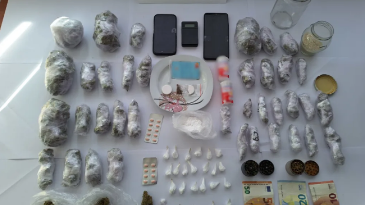 Κύκλωμα ναρκωτικών με στόχο και μαθητές εξαρθρώθηκε στη Ναύπακτο, τρεις συλλήψεις