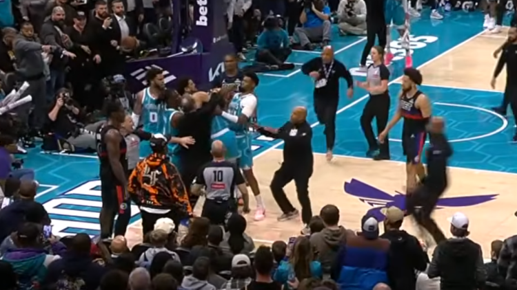 Άγριος καβγάς στο Χόρνετς-Πίστονς με μπουνιές, σπρωξίματα. κεφαλοκλειδώματα και τέσσερις αποβολές, δείτε βίντεο