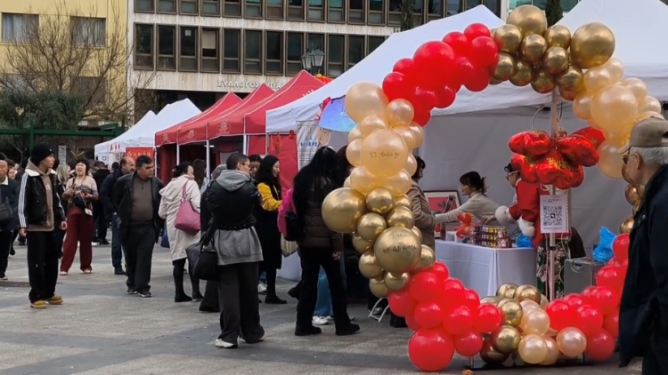 Οι Κινέζοι της Αθήνας γιορτάζουν την Πρωτοχρονιά στην Κοτζιά: Μας αρέσει η ζωή εδώ, έχουμε πολλά κοινά με τους Έλληνες, δείτε βίντεο
