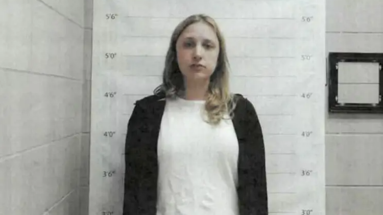 Καθηγήτρια Βιολογίας σε λύκειο θηλέων στις ΗΠΑ συνελήφθη και απολύθηκε γιατί έκανε σεξ με μαθήτριά της