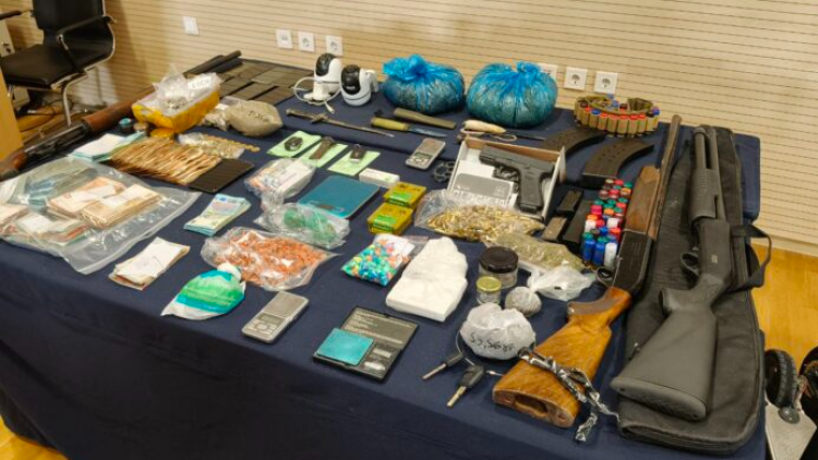 Ναρκωτικά, όπλα, μετρητά, πατίνια και μαχαίρια βρήκαν οι αστυνομικοί στους 13 που συνέλαβαν στη Μαγνησία, δείτε φωτογραφίες