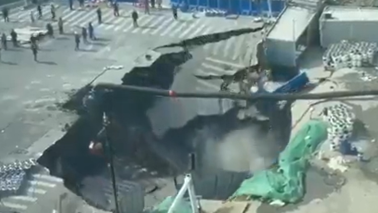 Τρομακτικό βίντεο από δρόμο στην Κίνα: Άνοιξε μεγάλη τρύπα και «κατάπιε» τα πάντα