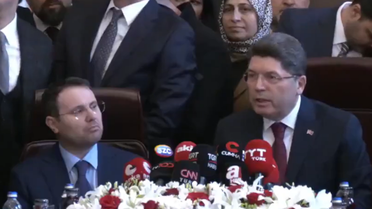 Η καρέκλα του νέου υπουργού Δικαιοσύνης της Τουρκίας προκάλεσε επεισόδιο στην τελετή παράδοσης-παραλαβής, δείτε βίντεο