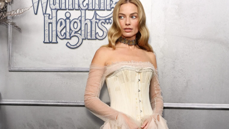 Ο νέος κορσές της Μάργκοτ Ρόμπι για το «Ανεμοδαρμένα Ύψη» είναι ζωγραφισμένος στο χέρι ώστε να μοιάζει αιώνων
