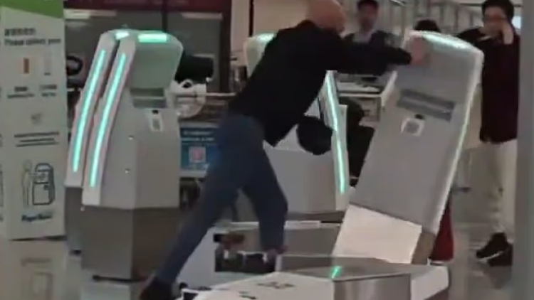 Βρετανός τουρίστας διέλυσε 10 γκισέ check in στο αεροδρόμιο του Χονγκ Κονγκ και συνελήφθη για κατοχή βιάγκρα, δείτε βίντεο