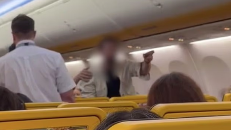 Χάος σε πτήση της Ryanair με μεθυσμένο επιβάτη να μην κλείνει το κινητό του και να προκαλεί καθυστέρηση, τον απομάκρυνε η αστυνομία, δείτε βίντεο