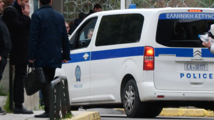 Στην Ευελπίδων η 36χρονη τραγουδίστρια που έπεσε σε οχήματα στο Κολωνάκι υπό την επήρεια αλκοόλ
