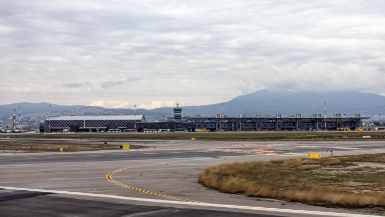 Καταδικάστηκε ο μεθυσμένος επιβάτης που πετούσε μπουκάλια με νερό στο πλήρωμα σε πτήση προς Θεσσαλονίκη