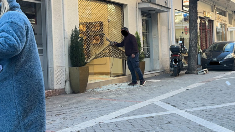 Λάρισα: Λήστεψαν κοσμηματοπωλείο λίγα μέτρα μακριά από τα δικαστήρια, οι δράστες «τσαλάκωσαν» το ρολό