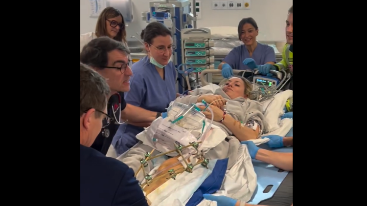 H εντυπωσιακή μεταφορά της Λίντσεϊ Βον στις ΗΠΑ μετά τον τραυματισμό της στους Χειμερινούς Ολυμπιακούς, δείτε βίντεο