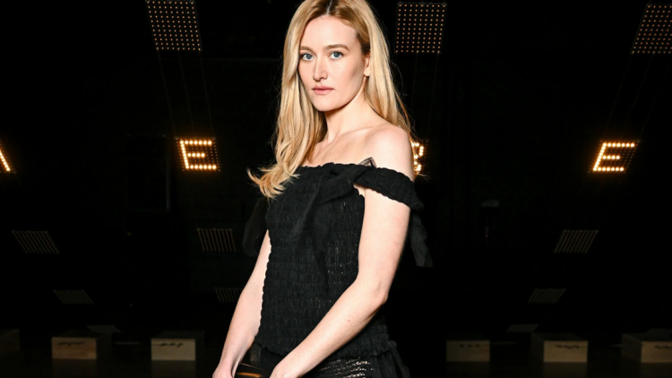 Tο καστ της σειράς «Love Story» παρακολούθησε το σόου Khaite από την πρώτη σειρά
