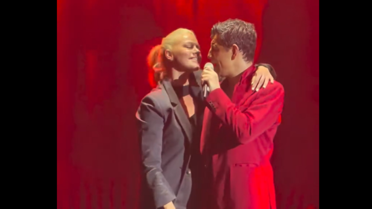 Ο Σάκης Ρουβάς ανέβασε στη σκηνή τη Ζέτα Μακρυπούλια: Το «αχ» που είπε σωστά και το τραγούδι που ερμήνευσαν, δείτε βίντεο