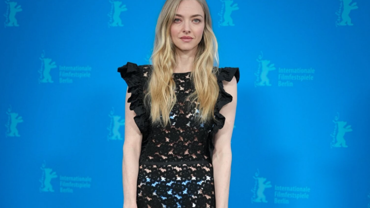 Η Αμάντα Σάιφρεντ συνδύασε το μαύρο δαντελένιο φόρεμά της με γαλάζια εσώρουχα
